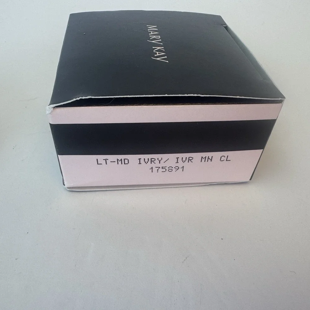Mary Kay Silky Setting Powder Light To Medium Ivory New In Box 175891